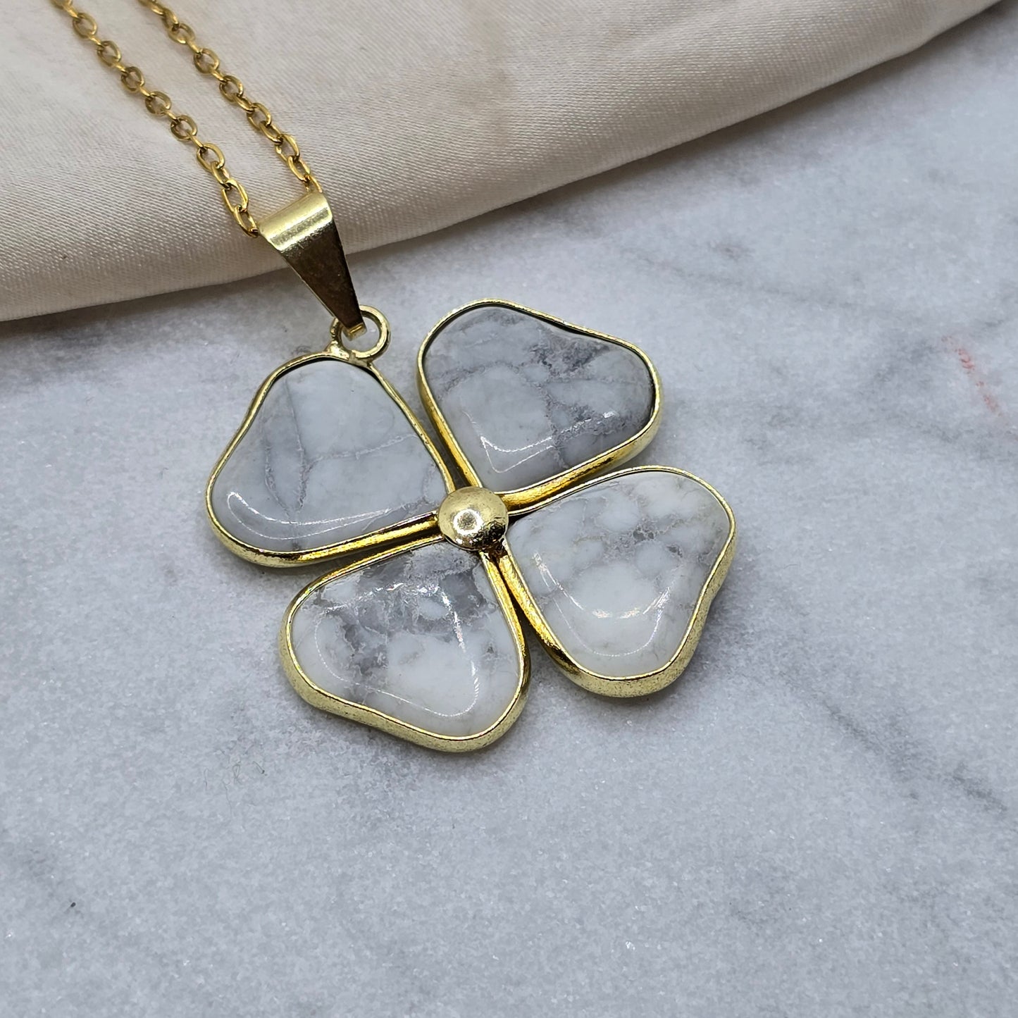 Hovlit - Detel Necklace