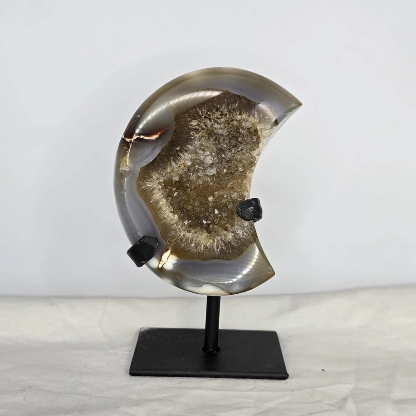 Druzi ahat v obliki lune na stojalu - kristal za horoskopski znak rak