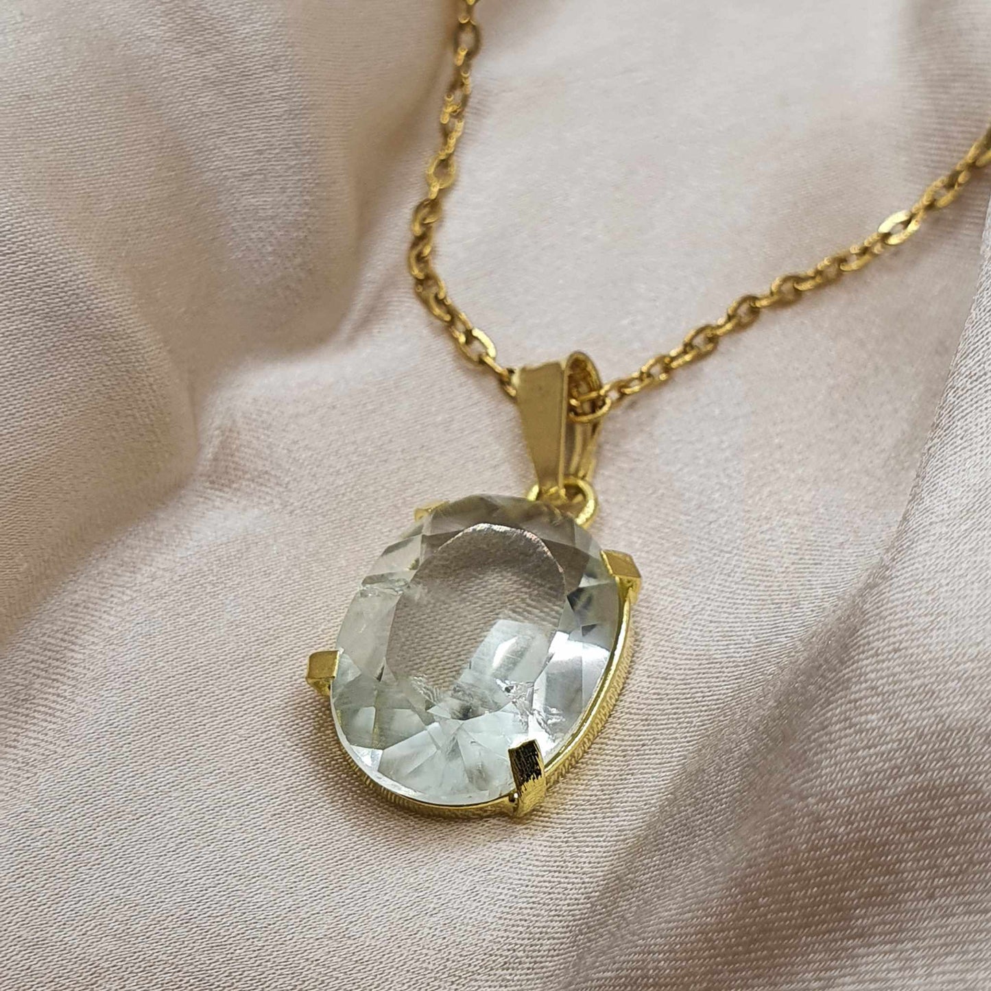 Akvamarin Brušen Oval Mineral - Verižica