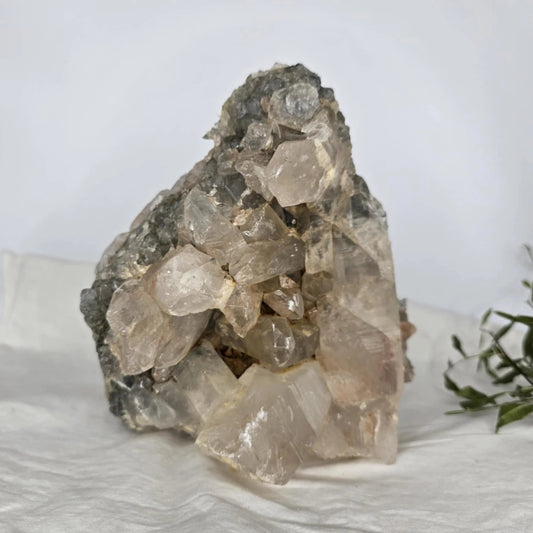 Tibetanski Mineral Z Vključki - Rastišče Dvostransko Veliko