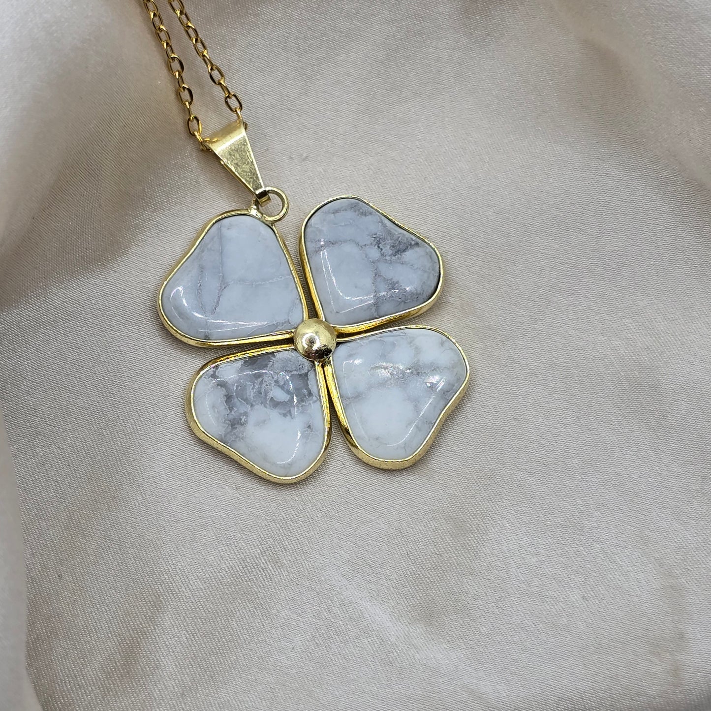 Hovlit - Detel Necklace