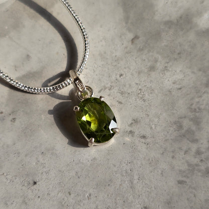 Peridot - Mini Oval Srebro