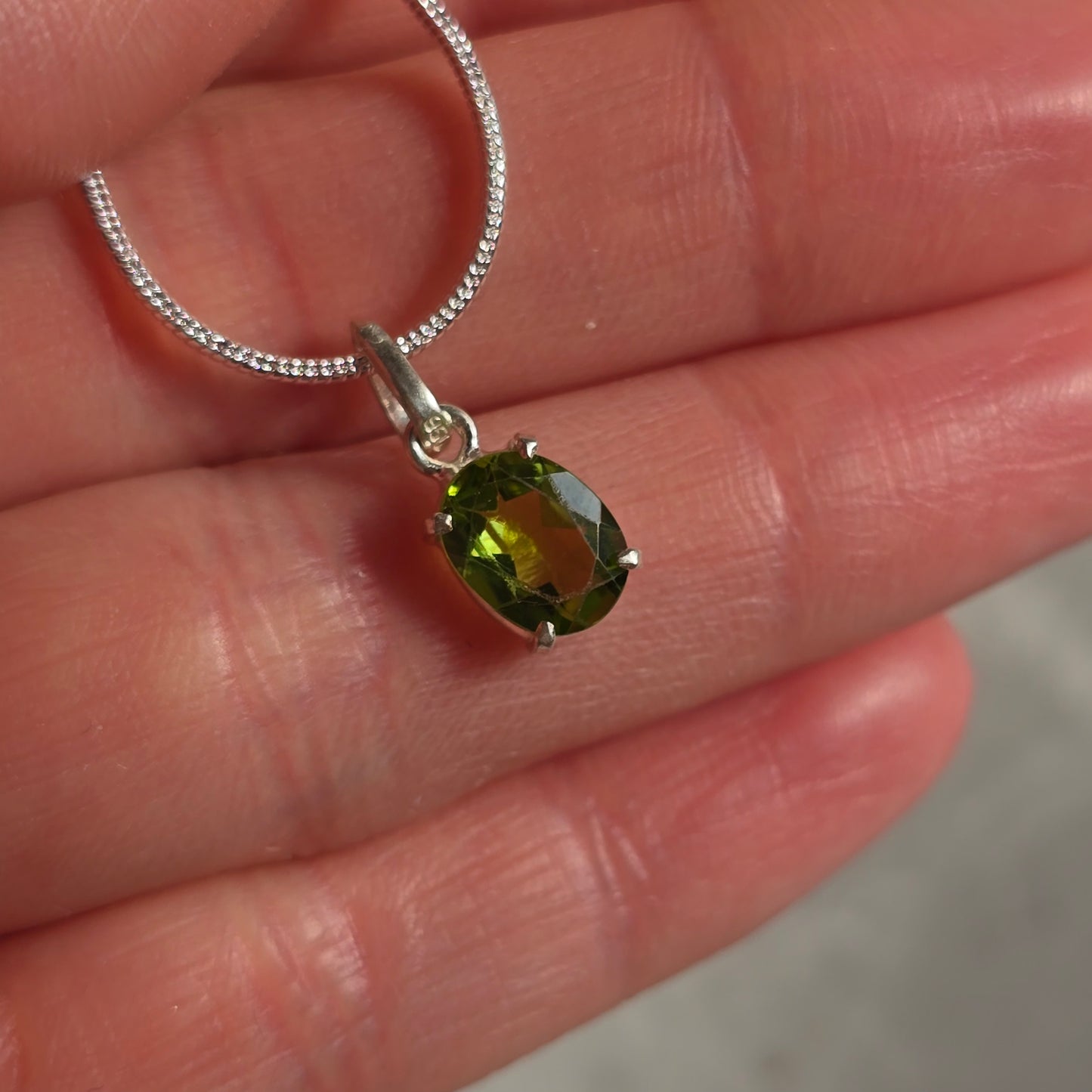 Peridot - Mini Oval Srebro