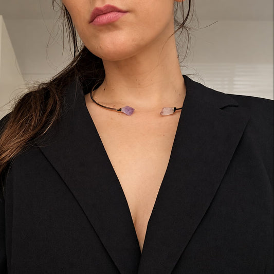 Odprta zlata choker ogrlica z dvema surovima ametistoma
